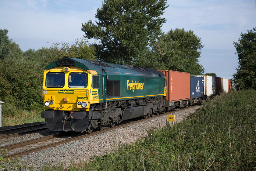 66572, 07.37 Hams Hall-Southampton Maritime (4O14), King`s Sutton SP486377 
 66572 looks smart in the late summer sunshine as it approaches King's Sutton leading the 4O14 07.37 Hams Hall to Southampton Freightliner. In recent years freight traffic has become a more significant feature of this line but its status as a primary trunk route makes the finding of paths quite tricky at times. 
 Keywords: 66572 07.37 Hams Hall-Southampton Maritime 4O14 KIng`s Sutton SP486377 Freightliner