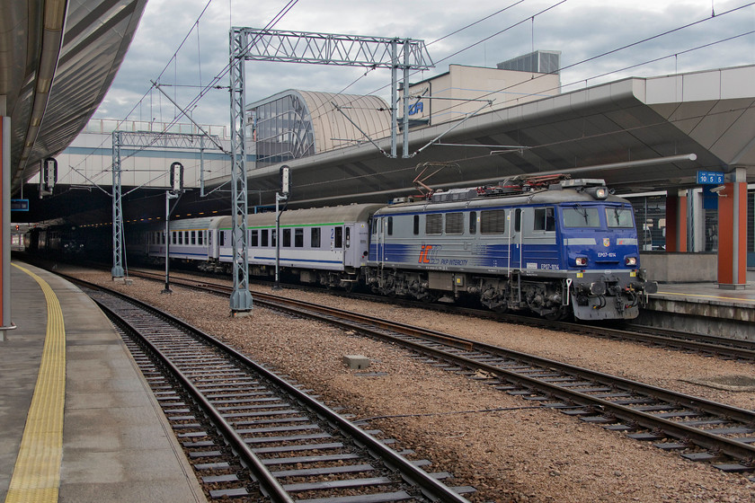 EP07-014, 05.10 Gdynia Glwna-Zakopane (TLK53100 & TLK 30101), Krakw Glwny station 
 Ninety-seven of the EU07s were converted to become EP07s and are referred to by Polish enthusiasts as Sidemka (The Seven) after their PKP classification. EP07-014 arrives at Krakw with the 05.10 Gdynia to Zakopane service. This train goes from virtually the most northerly point of Poland on the Baltic coast to the deep south in the Tatra mountains. Notice the condition of both the PKP liveried locomotive and the stock. They are immaculate and look very smart as did all the trains I saw throughout my stay. Some UK operators need to take note! 
 Keywords: EP07-014, 05.10 Gdynia Glwna-Zakopane TLK53100 TLK 30101 Krakw Glwny station