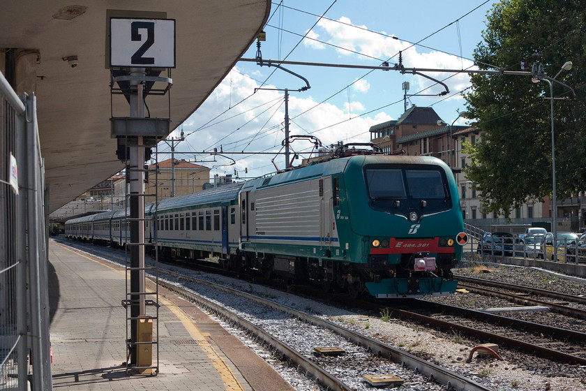 464.381, 13.53 Florence SMN-Pisa Central (23361), Florence SMN station 
 464.381 leaves platform one of Florence SMN station with the 13.53 Florence to Pisa Central , train number 23361. The class 464s were introduced in the 1990s and there are over 700 of them in service with the Italian operator Trenitalia. 
 Keywords: 464.381 13.53 Florence SMN-Pisa Central 23361 Florence SMN station