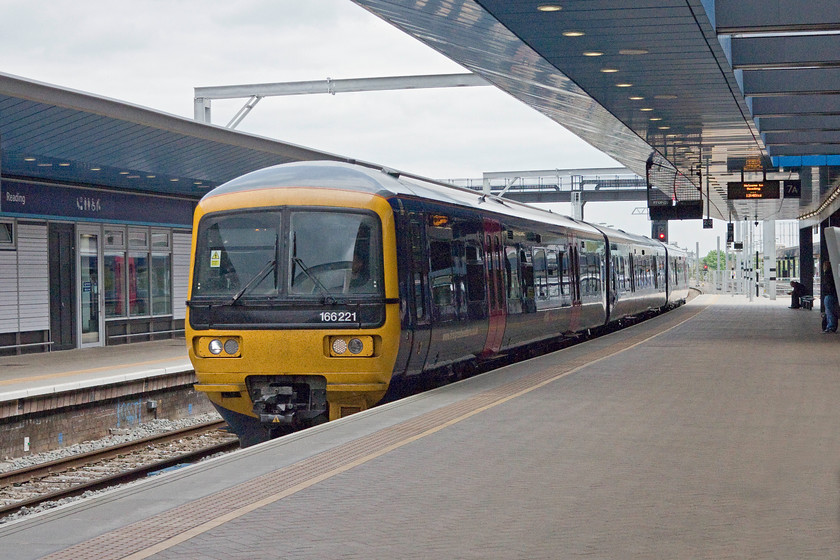 166221, GW 13.18 London Paddington-Bedywn (1K60), Reading station 
 166221 arrives at Reading with the 13.18 London Paddington to Bedwyn service. This short three-carriage train is somewhat dwarfed by the new station that was opened, ahead of schedule, in July 2014. 
 Keywords: 166221 13.18 London Paddington-Bedywn 1K60 Reading station