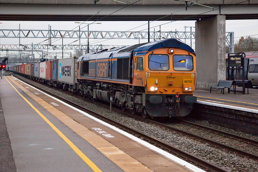 66762, 10.46 Felixstowe-Hams Hall (4M23), Milton Keynes station 
 Brightening up a dull December afternoon, 66762 passes through Milton Keynes station leading the 4M23 10.46 Felixstowe North to Hams Hall Freightliner. 
 Keywords: 66762 10.46 Felixstowe-Hams Hall 4M23 Milton Keynes station