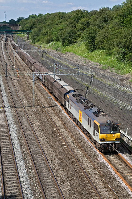 92030, 14.05 DIRFT-Dollands Moor (6O67), Roade cutting 
 92030 'Ashford' brings the 14.05 Daventry rail freight terminal to Dollands Moor through Roade cutting. This long train is composed of a rake of ageing continental cargo wagons that will pass through the tunnel on arrival at Dollands Moor with the 92 bringing a balancing service back to Daventry. 
 Keywords: 92030 14.05 DIRFT-Dollands Moor 6O67 Roade cutting Ashford