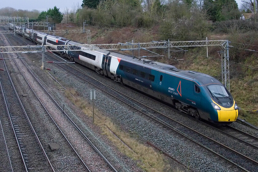 390016, VT 13.32 London Euston-Manchester Piccadilly (1H68, RT), Victoria bridge 
 The 13.32 Euston to Manchester service passes Victoria bridge between the Northamptonshire villages of Roade and Ashton worked by Avanti's 390016 
 Keywords: 390016 13.32 London Euston-Manchester Piccadilly 1H68 Victoria bridge AWC Avanti West Coast Pendolino