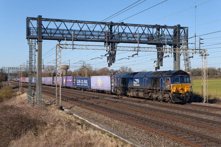 66438, 13.09 DIRFT-Purfleet (4L48), Roade Hill 
 A regular Sunday freight working is the 13.09 (or other very similar time within an hour's window) Daventry (DIRFT) to Purfleet (or similar) Freightliner. Whatever its start time or destination, it runs as 4L48. Here 66438 hauls the 4L48 past a very cold Roade Hill on the southern WCML. 
 Keywords: 66438 13.09 DIRFT-Purfleet 4L48 Roade Hill