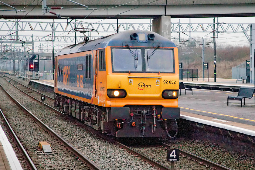 92032, 15.31 Willesden-Crewe LE (0Z86), Milton Keynes station 
 90032 'IMechE Railway Division' looks very smart in its GBRF livery. It is seen passing light engine through Milton Keynes station as the 0Z86 15.31 Willesden to Crewe. I just had time to return to our train to London, that was waiting to leave behind me, as the final call was being given. 
 Keywords: 92032 15.31 Willesden-Crewe LE 0Z86 Milton Keynes station