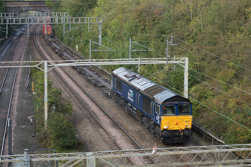 66432, 13.09 DIRFT-Ripple Lane (4L48), A508 road bridge 
 DRS 66432 leads the 13.09 4L48 from Daventry rail freight terminal to Ripple Lane Freightliner. The train is seen about to pass under the busy A508 road bridge in the village of Roade having just emerged from the famous cutting. The sun had just gone behind a troublesome cloud seconds before the train arrived, indeed, it appeared through the viewfinder that the train was chasing the sun! 
 Keywords: 66432 13.09 DIRFT-Ripple Lane 4L48 A508 road bridge