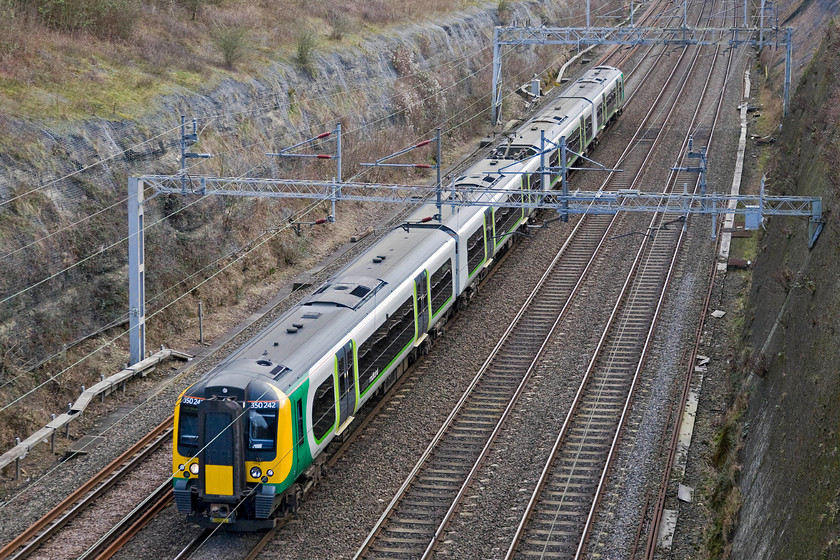 350242, LM 13.54 London Euston-Northampton (2N63), Roade cutting 
 350242 approaches journey's end working the 2N63 13.54 Euston to Northampton as it passes through Roade cutting. 
 Keywords: 350242 LM 13.54 London Euston-Northampton 2N63 Roade cutting London Midland Desiro