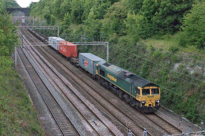 66558, 14.03 Ditton-Felixstowe North (4L92, RT), Hyde Road bridge 
 After about five minutes of waiting on Hyde Road bridge high above Roade cutting 66558 appeared slogging along with the 4L92 14.03 Ditton to Felixstowe Freightliner. 4L18 was directly behind this train running on single amber signals so I had to get a move on to the next bridge in Roade that carries the busy A508 over the line. 
 Keywords: 66558 14.03 Ditton-Felixstowe North 4L92 Hyde Road bridge Freightliner