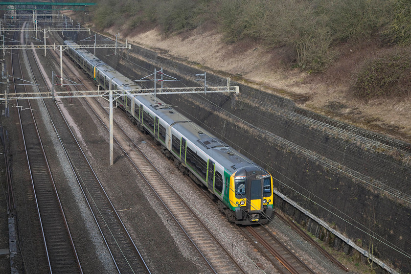 350247 & 350126, LN 09.32 Crewe-London Euston (1U26, 3L), Roade Cutting 
 An eight car 350 EMU working passes through Roade,Cutting. It was forming the 09.32 Crewe to London Euston. The Crewe portion would have been the rear unit (350126) that will have joined with 350247 at Northampton. 
 Keywords: 350247 350126 1U26 Roade Cutting