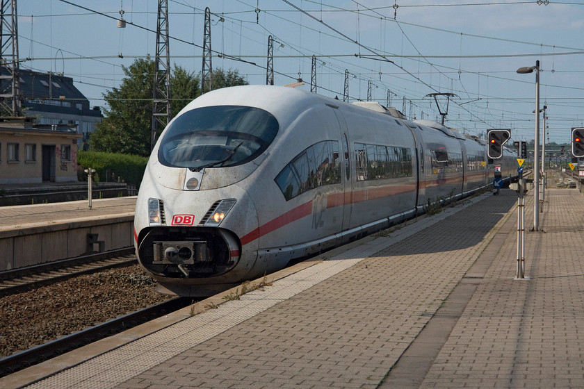 406004, 14.29 Frankfurt Main-Brussels Midi (ICE 14), Brussels Nord station 
 These DB operated class 406 ICE3 units look absolutely fabulous! I have not travelled on one so cannot comment further but suffice to say most reports I have read are positive. One unique feature is that there is a glass divide behind the driver's cab so a full view is afforded if you are lucky enough to have the very front or rear seats! This is very similar to the first generation DMUs in the UK, but there, the similarities end! 406004 passes through Brussels Nord nearing the end of its journey, the 14.29 from Frankfurt Main to Brussels Midi. 
 Keywords: 406004, 14.29 Frankfurt Main-Brussels Midi (ICE 14), Brussels Nord station