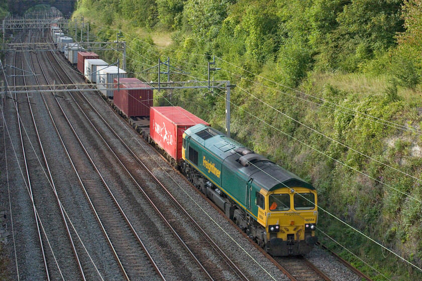 66554, 13.06 Ditton-Felixstowe North (4L92, 4L), Hyde Road bridge 
 Just catching some late afternoon sunshine as it passes through Roade cutting the 13.06 Ditton to Felixstowe 4L92 Freightliner is seen led by 66554. Up until this day I had only one other photograph of 66554 and this was last December on a very different sort of day, see.... https://www.ontheupfast.com/p/21936chg/30035738170/x66554-11-33-hanslope-junction-bescot 
 Keywords: 66554 13.06 Ditton-Felixstowe North 4L92 Hyde Road bridge Freightliner