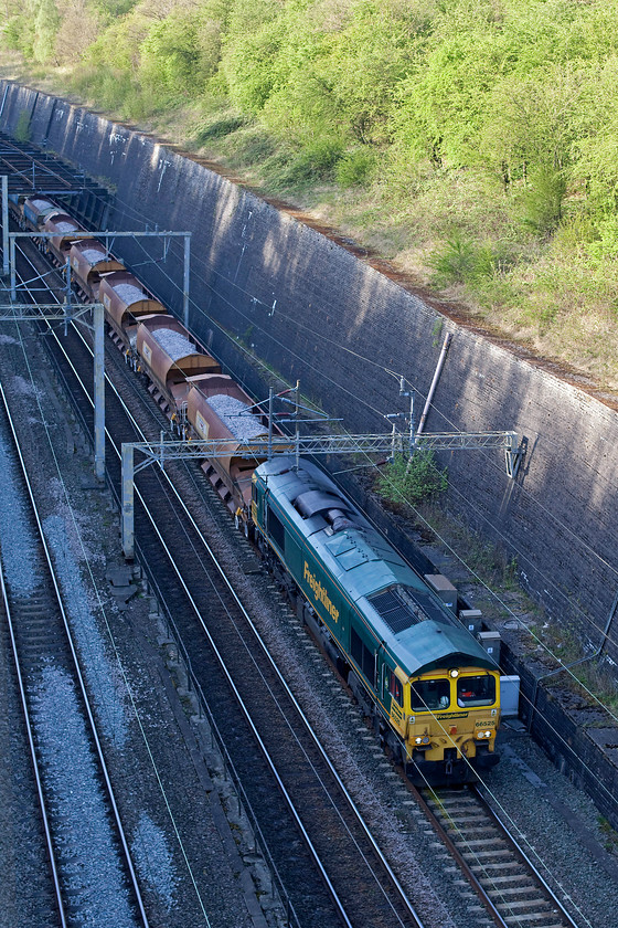 66525 & 66547, 15.11 Bescot-Bletchley (6Y59), Roade Cutting 
 66525 leads the 15.11 Bescot to Bletchley 6Y59 engineers' train consisting of ten full ballast hoppers. 66547 is on the rear and on this occasion was not under power so the whole train was moving sedately through Roade Cutting with 66525 doing all the work. 
 Keywords: 66525 66547 15.11 Bescot-Bletchley 6Y59 Roade Cutting