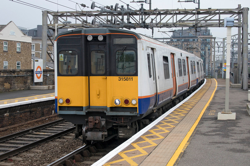 315811, LO 12.55 Chingford-London Liverpool Street (2T63, RT), Bethnal Green station 
 Touching in and out my Oyster card enabled me to make the very short journey from Bethnal Green into Liverpool Street. Here, 315811 arrives into Bethnal Green station forming the 12.55 Chingford to Liverpool Street service. This will probably be the last time that I will travel on a 31X EMU as scheduled withdrawal is anytime now with some units having already gone to the breakers. 
 Keywords: 315811 12.55 Chingford-London Liverpool Street 2T63 Bethnal Green station