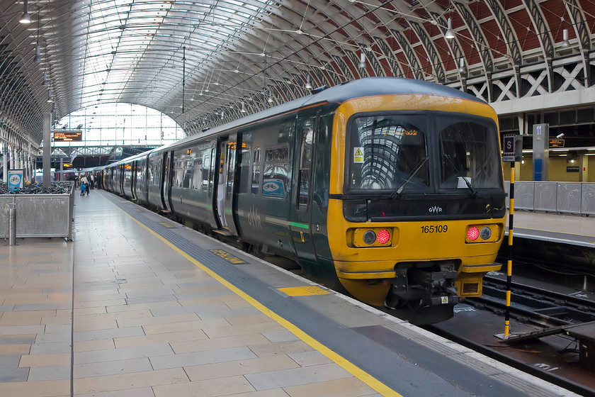 165109, GW 12.21 London Paddington-Oxford (1D25, 37L), London Paddington station 
 165109 stands at platform nine of Paddington. It is about to work the 1D25 12.21 to Oxford. Whether it was engineering works, or something else, but this train, and many others, arrived late at their destinations, in this particular case, 37 minutes late. 
 Keywords: 165109 12.21 London Paddington-Oxford 1D25 London Paddington station