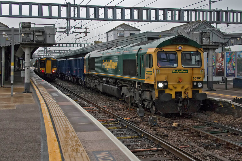 66565, 11.10 West Drayton Frays Sidings-Machen Quarry (6Z86, 14L), Didcot Parkway station 
 With the rain coming down now Andy (standing just behind me) and I have had to venture out from the shelter of the canopies at Didcot to take this photograph! Having come to halt for a crew change 66565 gets away leading the 6Z86 11.10 West Drayton Frays sidings to Machen quarry empty stone train. With the construction of HS2 in full swing, the number of stone trains heading for the capital from all directions has grown significantly including to and from places such as Machen just to the east of Caerphilly. 
 Keywords: 66565 11.10 West Drayton Frays Sidings-Machen Quarry 6Z86 Didcot Parkway station Freightliner