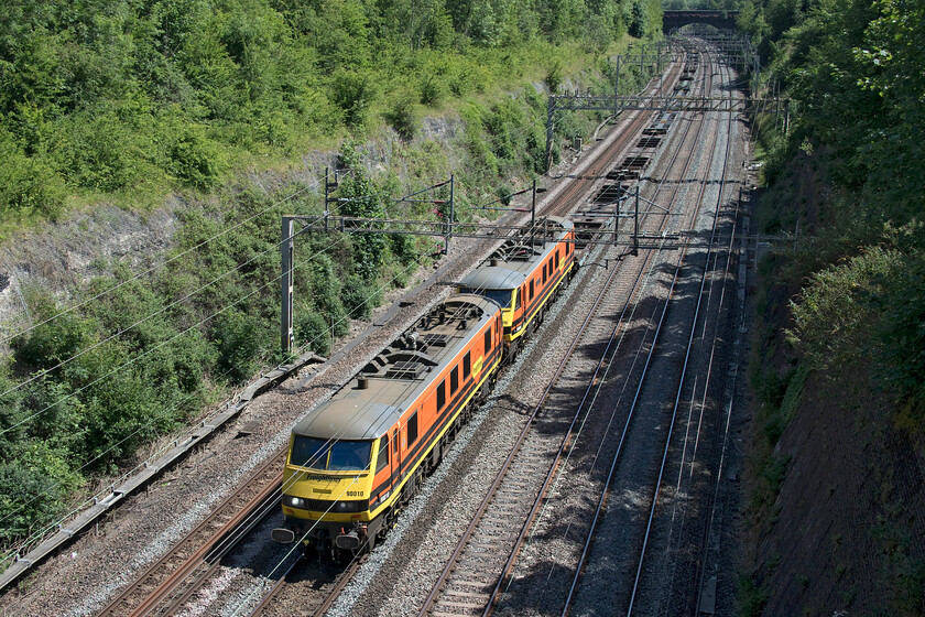 3. 90010 & 90006 , 09.12 Felixstowe N-Trafford Park (4M63, 117L), Roade cutting