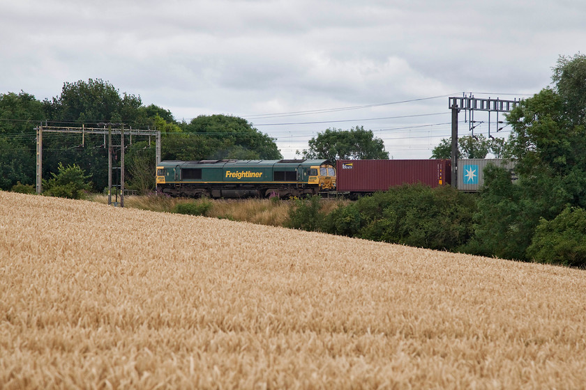 66548, 12.32 DIRFT-Wembley, Roade Hill 
 66548 heads south past Roade in Northamptonshire with the Sunday 12.32 Daventry to Wembley Freightliner. 
 Keywords: 66548 12.32 DIRFT-Wembley Roade Hill