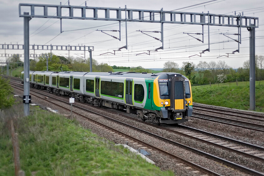 350254, LM 18.49 London Euston-Birmingham New Street, Ashton Road bridge 
 With the grey light fading fast photography is getting tricky! London Midland's 350254 is seen between Roade and Ashton working the 18.49 Euston to Birmingham New Street train. 
 Keywords: 350254 18.49 London Euston-Birmingham New Street Ashton Road bridge