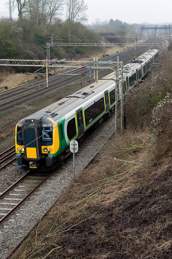 350376, LM 13.14 Birmingham New Street-London Euston (1Y46), Victoria bridge 
 350376 passes Victoria Bridge with the London Midland 1Y46 13.14 Birmingham New Street to London Euston. The afternoon was darkening now bringing to the end a miserable day marking the end of the year. 
 Keywords: 350376 13.14 Birmingham New Street-London Euston 1Y46 Victoria bridge