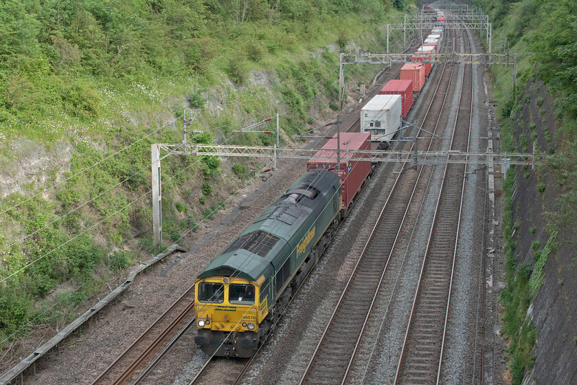 66570, 12.57 London Gateway-Garston (4M56, 12E), Roade cutting 
 Freight three.....

66570, 4M56 12.57 London Gateway to Garston through Roade cutting. 
 Keywords: 66570 12.57 London Gateway-Garston 4M56 Roade cutting Freightliner