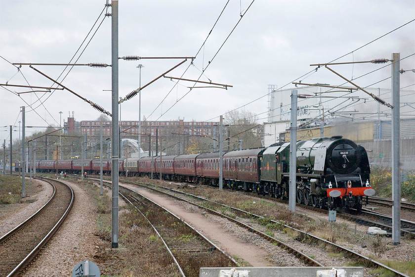 46233 & 47854, 00.05 Carnforth-London King's Cross ECS (5Z45), Hornsey station 
 The final move of a number of complicated ones takes place at Hornsey station. The ECS that will form The Lindum Fayre charter makes its final journey to King's Cross. The driver of 4-6-2 Princess Coronation 46233 (ex LMS 6233) 'Duchess of Sutherland' looks on as the train makes its way slowly south with 47854 'Diamond Jubilee' leading at the front. 
 Keywords: 46233 47854, 00.05 Carnforth-London King's Cross ECS 5Z45 Hornsey station Duchess of Sutherland Diamond Jubilee