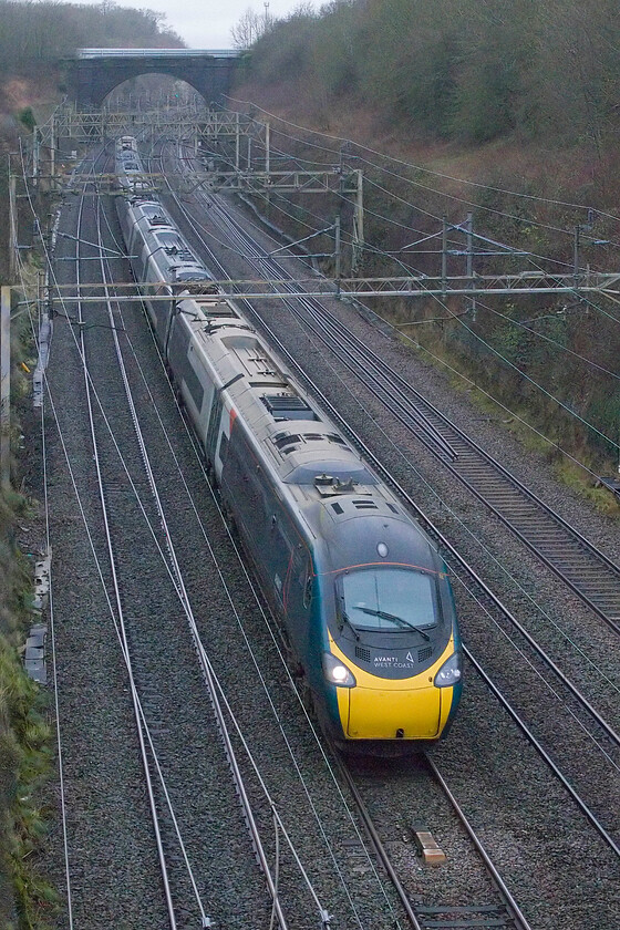 390152, VT 09.47 Birmingham New Street-London Euston (1B32, 2E), Hyde Road bridge 
 On a terribly dull and grey winter's day between Christmas and New Year, 390152 passes through Roade cutting working the 09.47 Birmingham New Street to Euston service. 
 Keywords: 390152 09.47 Birmingham New Street-London Euston 1B32 Hyde Road bridge AWC Avanti West Coast