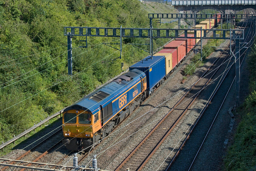 66764, 12.18 London Gateway-Hams Hall (4M47, 46L), Hyde Road bridge 
 In a repeat of yesterday 66764 'Major John Poyntz - Engineer & Railwayman' is seen hauling the 4M47 12.18 London Gateway to Hams Hall freight through Roade. However, this afternoon it is running late and I am taking the photograph one bridge up from yesterday's, this time from Hyde Road bridge. However, thankfully, the weather remains good! 
 Keywords: 66764 12.18 London Gateway-Hams Hall 4M47 Hyde Road bridge Major John Poyntz - Engineer & Railwayman