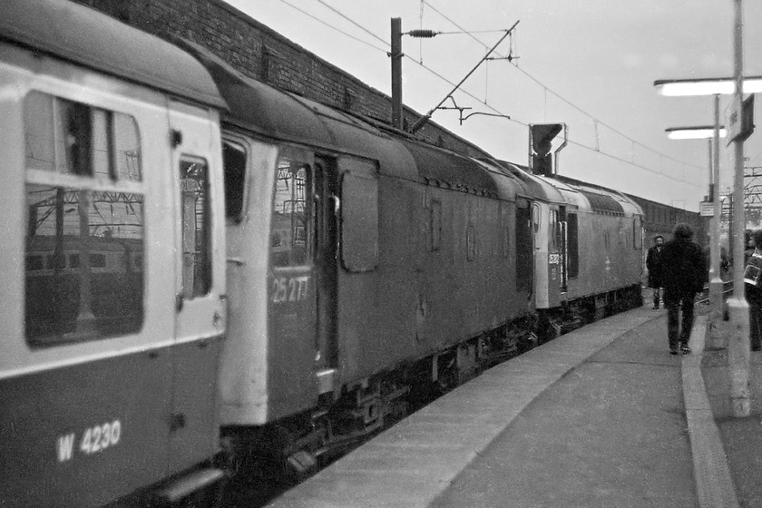 25277 & 25282, return leg of The Crewe Campaigner Relief, 17.00 Crewe-London Paddington (1Z68), Crewe station 
 Our return train from Crewe to Oxford waits at Crewe station with 25277 and 25282 at the helm. The return Crewe Campaigner Relief left at 17.00 running as 1Z68. We travelled back via the direct route to Birmingham New Street then south to Oxford via Banbury. 
 Keywords: 25277 25282The Crewe Campaigner Relief 17.00 Crewe-London Paddington 1Z68 Crewe station