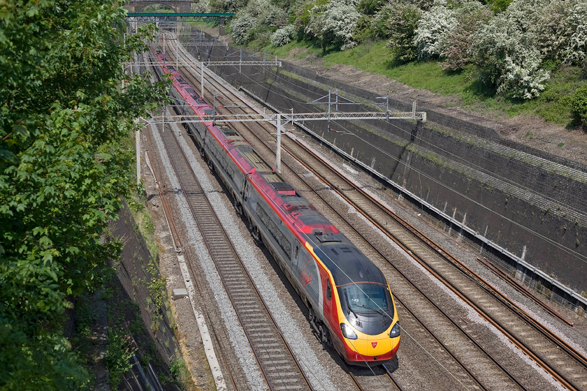 Class 390, VT 10.58 Preston-London Euston (1A16), Roade cutting 
 Yet another Virgin Pendolino passes through Roade cutting working 10.58 Preston to Euston service. 
 Keywords: Class 390 10.58 Preston-London Euston 1A16 Roade cutting Virgin Trains West Coast Pendolino