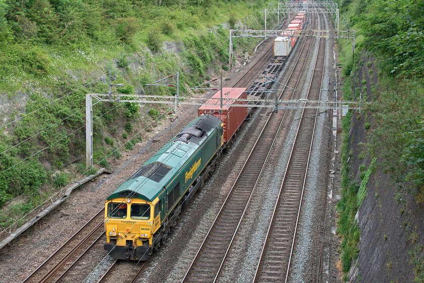 66509, 12.57 London Gateway-Garston (4M56, 12E), Roade cutting 
 Freight four.....

66509, 4M56 12.57 London Gateway to Garston through Roade cutting. 
 Keywords: 66509 12.57 London Gateway-Garston 4M56 Roade cutting Freightliner