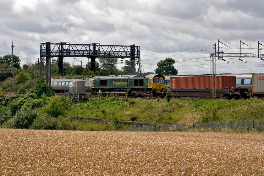 2. 66596, 08.14 Crewe Basford Hall-Felixstowe North (4L93, 2L) & Class 221, 10.40 London Euston-Preston (9S60, 2E), between Roade & Ashton 
 66596 leads the 4L93 08.14 Crewe Basford Hall to Felixstowe Freightliner service south on the WCML between Roade and Ashton. It is passing a northbound Avanti West Coast Voyager working the 10.40 Euston to Preston service. By way of an interesting comparison, this view showing the wheat approaching the heading stage where it is ready for harvest was at a much earlier stage when I stood in this spot back at the start of April, see..... https://www.ontheupfast.com/p/21936chg/28955081804/x350263-350116-14-24-london-euston 
 Keywords: 66596 08.14 Crewe Basford Hall-Felixstowe North 4L93 Class 221 10.40 London Euston-Preston 9S60 between Roade & Ashton Freightliner Virgin Voyager