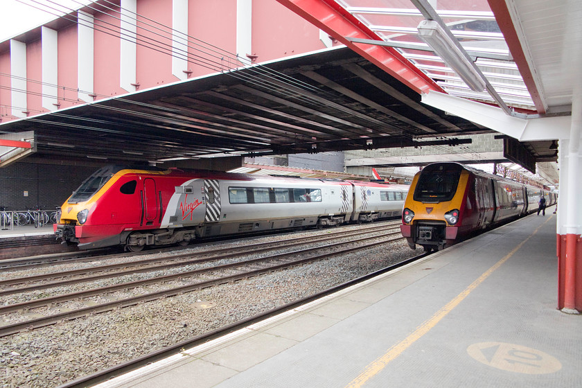 221117, VT 10.00 Glasgow Central-London Euston (9M53) & 221115, VT 12.35 Chester-London Euston (1A33), Crewe station 
 221 117 'The Wrekin Giant' has just arrived at Crewe station forming the 10.00 Glasgow Central to London Euston.Meanwhile, 22115 waits to leave with the 12.35 Chester to Euston. These two Voyagers will now chase each other as far as Stafford where 221117 will continue on via Birmingham whereas 221115 will turn left to Colwich and take the Trent Valley route south. 
 Keywords: 221117 10.00 Glasgow Central-London Euston 9M53 221115 12.35 Chester-London Euston 1A33 Crewe station