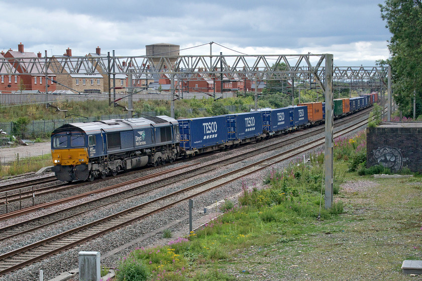 66434, 09.55 Tilbury-DIRFT (4M07, RT), site of Roade station 
 Well loaded with Tesco boxes, the 09.55 Tilbury to Daventry rail freight terminal 4M07 passes Roade bang on time. The daily DRS operated Freightliner train is being led by 66434. 
 Keywords: 66434 09.55 Tilbury-DIRFT 4M07 site of Roade station DRS Direst Rail Services Freightliner