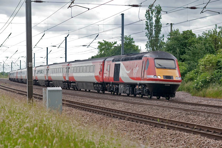 43206 & 43290, GR 15.30 London King`s Cross-Edinburgh (1S23, 20L), Offord D`Arcy TL213652 
 An HST set formed of 43206 and 43290 heads north through the reverse curves at Offord D'Arcy working the 1S23 15.30 London King's Cross to Edinburgh. 43206 was an early Western Region power car that, as 43006, was part of set 253003. 43290 was an original Eastern Region power car, numbered 43090 that was part of set 254018. 
 Keywords: 43206 43290 1S23 Offord Darcy TL213652