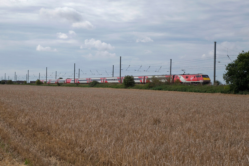 91103, GN 10.30 London Kings Cross-Edinburgh Waverley (1S12, 5L), Holme Green TL193422 
 91103 leads the 10.30 King's Cross to Edinburgh 1S12 past Holmes Green in Bedfordshire. The harvest was in full flow with this field in the foreground having been recently cut. 
 Keywords: 91103 1S12 Holme Green TL193422