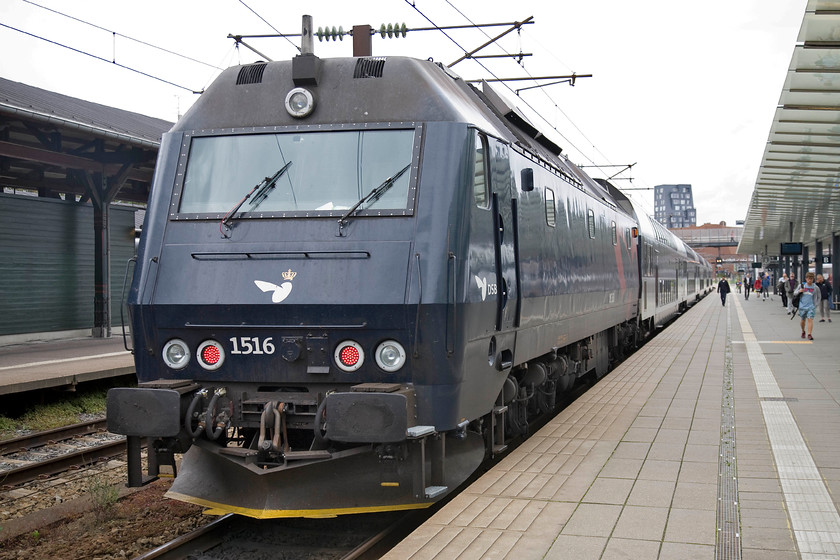 1516, 16.16 Holbk-sterport, sterport station 
 Having arrived at sterport, in the northern suburbs of Copenhagen, 1516 pauses ready to work a return working already having its tail lights illuminated. I had just alighted from this train having travelled in from Roskilde. Whilst the platforms sterport are modern and extremely functional they have been married nicely to the classic street-level station building. 
 Keywords: 1516 16.16 Holbk-sterport sterport station Class ME DSB