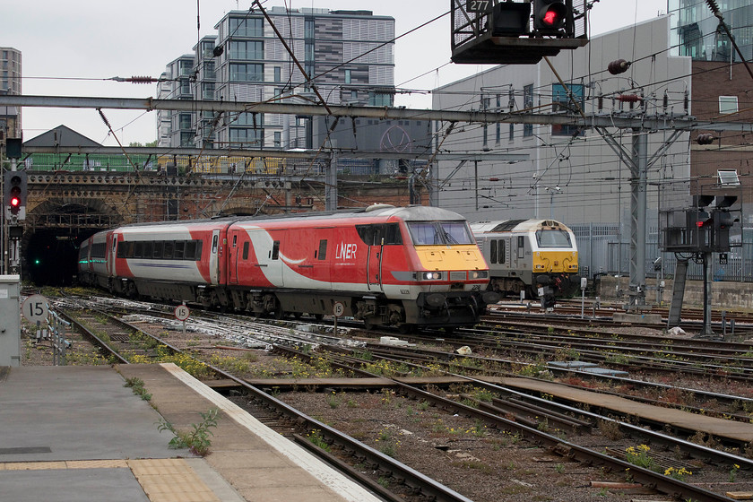 82228, GR 11.56 Newark Northgate-London King`s Cross (1B83, 1L), & 67012, stabled Thunderbird, London King`s Cross station 
 The 11.56 Newark Northgate to King's Cross arrives at its destination emerging from Gasworks Tunnel led by DVT 82228. Between it and King's Cross PSB is 67012 stabled in case it is needed to rescue anything. The building in and around King's Cross station is astonishing, as yet more flats or offices go up in the background. 
 Keywords: 82228 11.56 Newark Northgate-London King`s Cross 1B83 67012 stabled Thunderbird London King`s Cross station