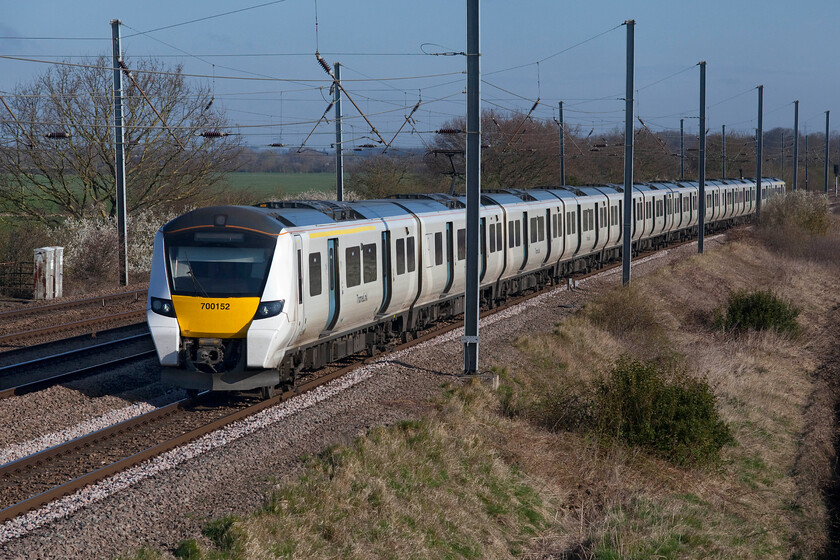 700152, GN 08.53 Peterborough-Horsham (9J19, 3L), Sandy TL176510 
 700152 approaches Sandy working the 08.53 Peterborough to Horsham Thameslink service. Whilst many trains on our network are far too short, for example, a two-car unit working a Nottingham to Cardiff train or a four-car unit on a Birmingham to Plymouth run these services have twelve coaches! Whilst I appreciate that they are used on commuter services with the COVID induced changes to working life that seem to be fast coming to the norm it may be that a rebalancing of the approach to how trains are planned and organised will be needed. 
 Keywords: 700152 08.53 Peterborough-Horsham 9J19 Sandy TL176510 Class 700 Thameslink