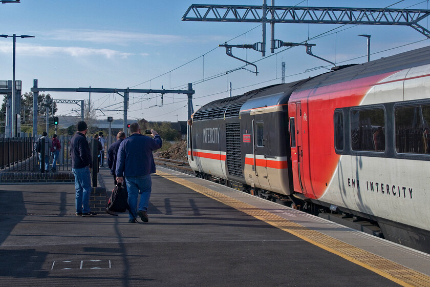 43102 (43302), EM 05.19 Leeds-London St. Pancras (1C15, 4E), Wellingborough station 
 Crowds of enthusiasts gather on the platform end at Wellingborough station as celebrity HST power car 43102 'The Journey Shrinker' comes to a halt leading the 1C15 05.19 Leeds to St. Pancras EMR service. It's amazing that these power cars, so hated when they were introduced to our railways back in 1976, are now being chased by hoards of enthusiasts eager to get their photographs and to travel on them before they are withdrawn in a couple of weeks' time. 
 Keywords: 43102 43302 05.19 Leeds-London St. Pancras 1C15 Wellingborough station East Midland Railway HST The Journey Shrinker