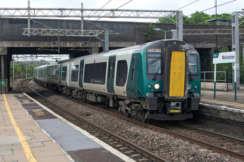 350240, LN 08.24 London Euston-Northampton (2N51, RT), Wolverton station 
 350240 slows for its stop at Wolverton station working the 08.24 Euston to Northampton London Northwestern service. This unit will be one of those coming off-lease with the imminent arrival of new stock on this route. 
 Keywords: 350240 08.24 London Euston-Northampton 2N51 Wolverton station London Northwestern