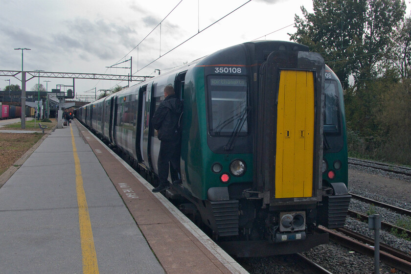 350108, LN 14.23 Northampton-London Euston (1Y24, RT), Northampton station 
 Our train south to London Euston stands at Northampton some ten minutes before departure. My wife and I travelled on the 1Y24 14.24 service from Northampton which was very quiet arriving on time in the capital. 
 Keywords: 350108 14.23 Northampton-London Euston 1Y24 Northampton station London Northwestern Desiro