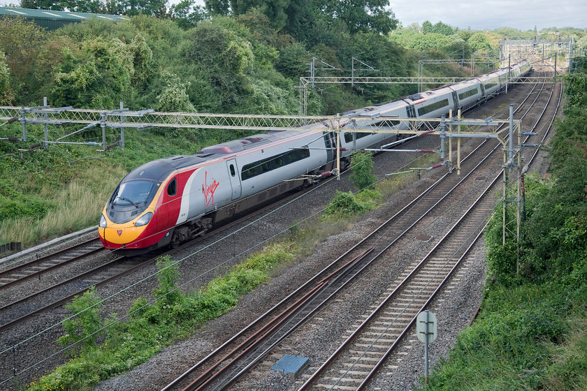 390115, VT 10.01 Preston-London Euston (1A10, 4E), Victoria Bridge 
 390115 passes Victoria Bridge just south of Roade with the Sunday 10.01 Preston to London Euston. 
 Keywords: 390115 1A10 Victoria Bridge