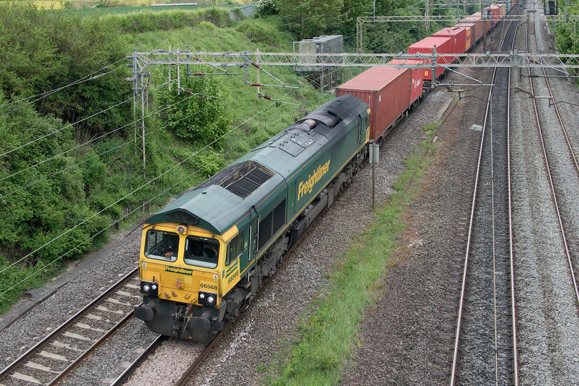 66568, 12.57 London Gateway-Garston (4M56), Victoria bridge 
 Three minutes after the previous up Freightliner passed, 66568 heads north past Victoria bridge leading the 4M56 12.57 London Gateway to Garston working. 66568 is in the standard Freightliner green and has led a pretty uneventful life since its arrival on our railways in 2003. 
 Keywords: 66568 12.57 London Gateway-Garston 4M56 Victoria bridge