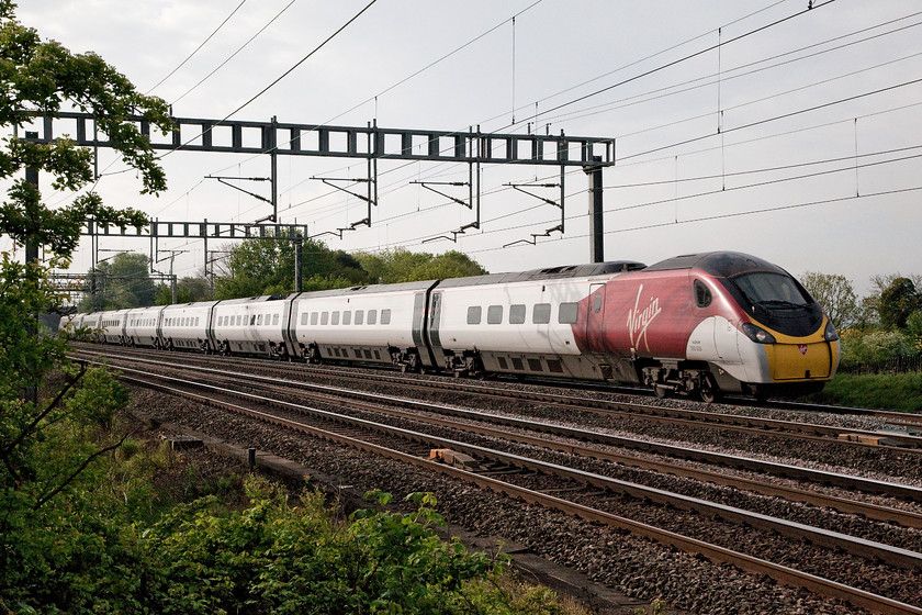 390009, VT 07.30 London Euston-Glasgow (1S42, 35L), Ashton Road Bridge 
 In its new Virgin West Coast livery, 390009 'Treaty of Union' passes Roade on the southern West Coast mainline with the 07.30 London Euston to Glasgow Central. Originally named 'Virgin Queen', 390009 was re-named on December 2007. 
 Keywords: 390009 1S42 Ashton Road Bridge