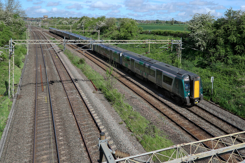 350372, 10.05 Coventry-London Euston (1Y20, 2L), Victoria bridge 
 350372 leads another Desiro passes Victoria bridge just south of Roade working the 10.05 Coventry to Euston service. Due to engineering works between Coventry and Birmingham International, I believe associated with HS2, trains were operating a revised timetable to and from the West Midlands. 
 Keywords: 350372 10.05 Coventry-London Euston 1Y20 Victoria bridge Class 350 Desiro London Northwestern