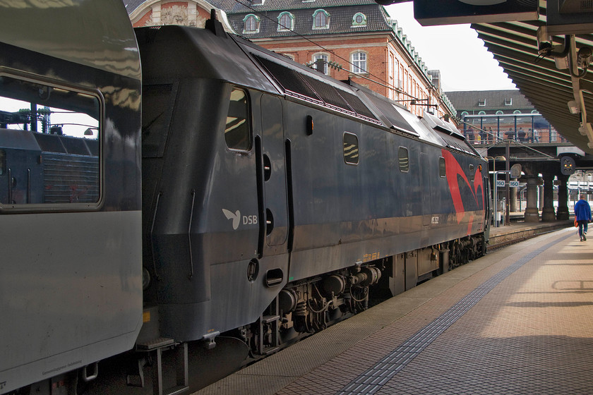 1522, 13.58 Kalundborg-sterport, Copenhagen Central station 
 Having arrived at Copenhagen Central station with the 13.58 Kalundborg to sterport 1522 idles at the rear of the train. We had travelled from Roskilde on this train enjoying the experience of the double-decker stock. Notice the reflection of another Class ME in the window of the last carriage of the train. 
 Keywords: 1522 13.58 Kalundborg-sterport Copenhagen Central station DSB Class ME