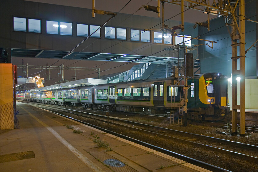 350252, LM 19.14 Birmingham New Street-London Euston (2Y46), Northampton station 
 With Northampton's new station footbridge illuminated and, for all intents and purposes, complete it is yet to open to the public with the temporary structure seen towards the back of the photograph still in use. 350252 pauses at platform one with the evening 2Y46 19.14 Birmingham New Street to Euston London Midland service. 
 Keywords: 350252 19.14 Birmingham New Street-London Euston 2Y46 Northampton station London Midland Desiro