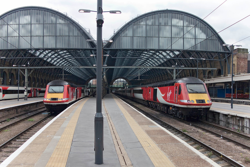 43274, GR 16.00 London Kings Cross-Aberdeen (1S24, 1E) & 43206, GR 16.09 London Kings Cross-Newark (1B88, 3L), London Kings Cross station 
 43274 waits to lead the 16.00 King's Cross to Aberdeen whilst 43206 waits leading the 16.09 to Newark. 43274 was originally 43074 that was one of the Eastern Region sets 254010 delivered between 1978 and 1979. It has remained pounding up and down the ECML ever since! 
 Keywords: 43274 1S24 43206 1B88 London Kings Cross station