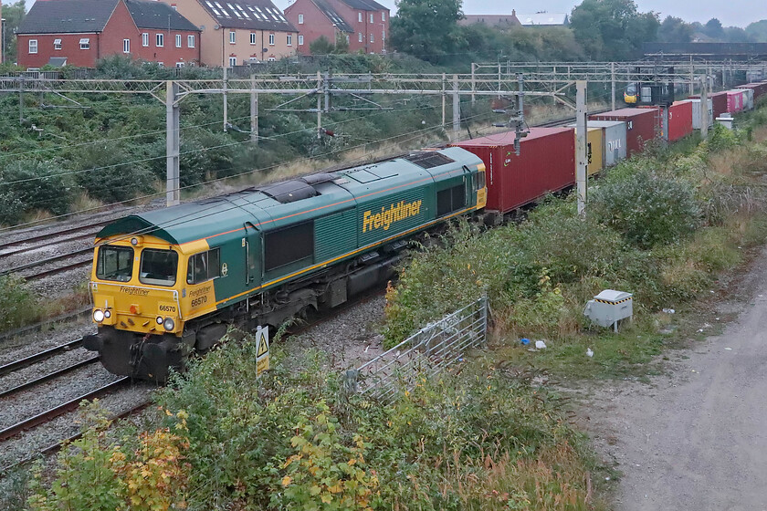 66570, 05.20 Crewe Basford Hall-London Gateway (4L52, 3E), site of Roade station 
 In terribly dull early morning light the 4L52 05.20 Crewe Basford Hall to London Gateway Freightliner is seen passing Roade as an Avanti Pendolino heads north. 
 Keywords: 66570 05.20 Crewe Basford Hall-London Gateway 4L52 site of Roade station Freighliner