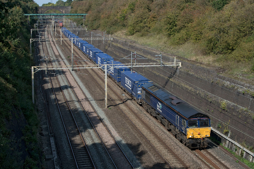 66305, 13.09 DIRFT-Ripple Lane (4L48, 4E), Roade cutting 
 On a superb early autumn afternoon, 66305 makes its way through Roade cutting at a reasonable pace working the 13.09 DIRFT (Daventry) to Purfleet that on a Sunday only ever goes as far as Ripple Lane. 
 Keywords: 66305 13.09 DIRFT-Ripple Lane 4L48 Roade cutting Daventry Direct Rail Services DRS